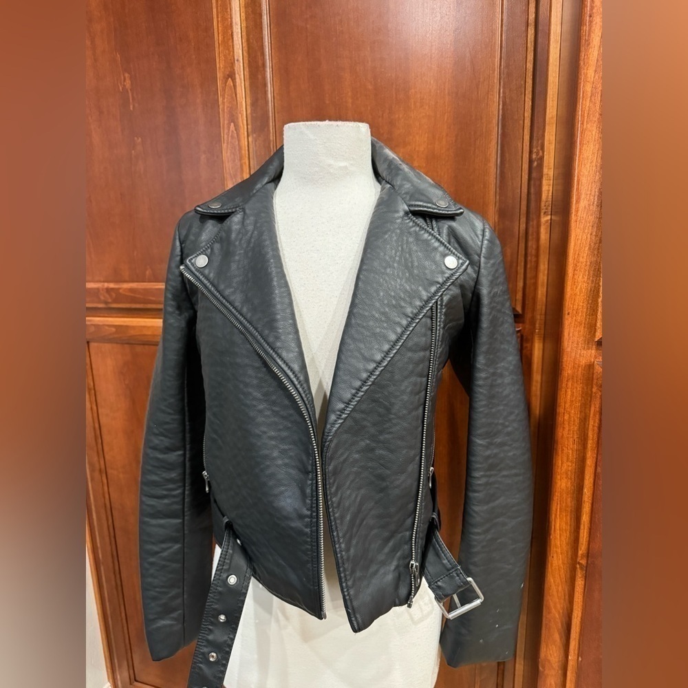 Victoria‎ black jacket
